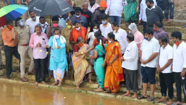 ಮೈದುಂಬಿ ಹರಿಯುತ್ತಿರುವ ತುಂಗಾ ನದಿಗೆ ಸಚಿವ ಕೆ.ಎಸ್ ಈಶ್ವರಪ್ಪ ಬಾಗಿನ ಅರ್ಪಣೆ