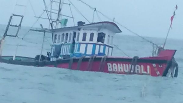 ಬಂಡೆಗೆ ಡಿಕ್ಕಿ ಹೊಡೆದ ಮೀನುಗಾರಿಕಾ ಬೋಟ್: 7 ಮೀನುಗಾರರು ಪಾರು