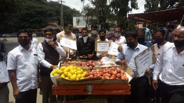 ಚಿಕ್ಕಮಗಳೂರು: ಹಣ್ಣು, ತರಕಾರಿ‌ ಮಾರಿ‌ದ ವಿಧಾನ ಪರಿಷತ್ ಸದಸ್ಯ ಭೋಜೇಗೌಡ