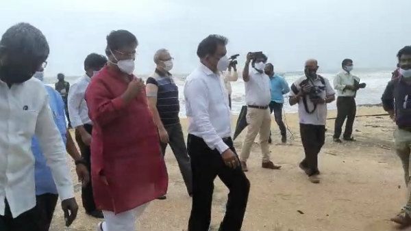 ಕಡಲ್ಕೊರೆತ ಪ್ರದೇಶಕ್ಕೆ ಸಚಿವ ಆರ್.ಅಶೋಕ್ ಭೇಟಿ: 5 ಕೋಟಿ ರೂ. ಘೋಷಣೆ