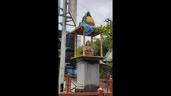 ಶೃಂಗೇರಿ: ಶಂಕರಾಚಾರ್ಯರರ ಪುತ್ಥಳಿ ಮೇಲೆ ಎಸ್.ಡಿ.ಪಿ.ಐ ಸಂಘಟನೆ ಬಾವುಟ, ಪ್ರತಿಭಟನೆ