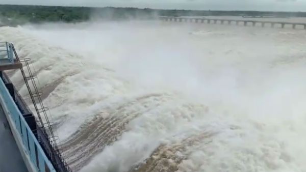 ಬಸವ ಸಾಗರ ಜಲಾಶಯದಿಂದ ಕೃಷ್ಣಾ ನದಿಗೆ 2.48 ಲಕ್ಷ ಕ್ಯೂಸೆಕ್ಸ್ ನೀರು ಬಿಡುಗಡೆ