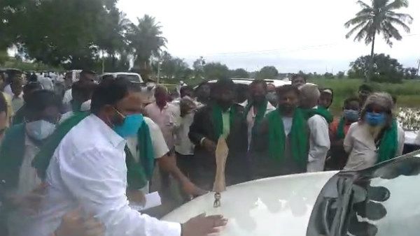 ವಾಹನದಿಂದ ಇಳಿಯದ ಸಂಸದ, ಪಟ್ಟು ಬಿಡದ ರೈತರು; ಮುಂದೇನಾಯ್ತು?