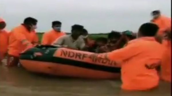 ವಿಡಿಯೋ: ಬೋಟ್ ನಲ್ಲಿ 30 ಮಂದಿ ರಕ್ಷಿಸಿದ ಎನ್ ಡಿಆರ್ಎಫ್!