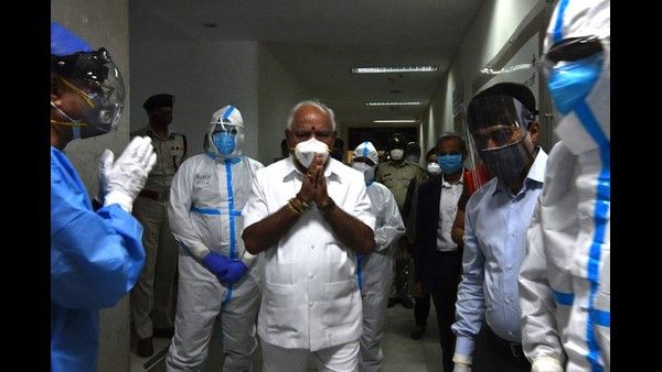 ಕೊರೊನಾ ವಾರಿಯರ್ಸ್‌ಗೆ ಶ್ರೀರಾಮುಲು ಗೌರವ ಸಲ್ಲಿಸಿದ್ದು ಹೇಗೆ?