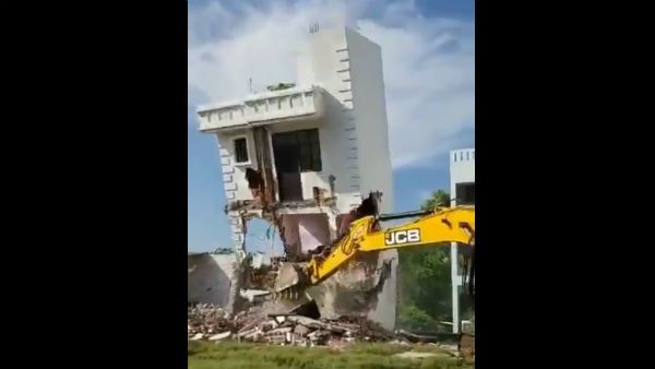 ಶಾಸಕನಿಗೆ ಸೇರಿದ ಅಕ್ರಮ ಕಟ್ಟಡಗಳ ನೆಲಸಮ ಮಾಡಿದ ಯೋಗಿ ಸರ್ಕಾರ