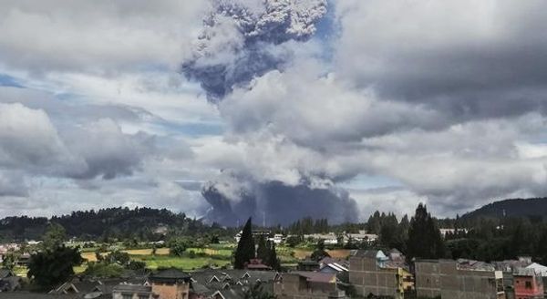 ಇಂಡೋನೇಷ್ಯಾದಲ್ಲಿ ಮತ್ತೆ ಜ್ವಾಲಾಮುಖಿ ಸ್ಫೋಟ: ದಟ್ಟ ಹೊಗೆ, ಬೂದಿ