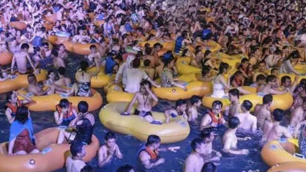 ವುಹಾನ್‌ನ ವಾಟರ್‌ಪಾರ್ಕ್‌ನಲ್ಲಿ ಮಾಸ್ಕ್ ಇಲ್ಲದೆ ಪಾರ್ಟಿ ಜೋರು
