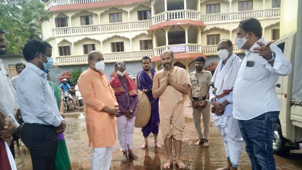 ಉಡುಪಿ: ಕೃಷ್ಣಮಠದ ವತಿಯಿಂದ 400 ಮಂದಿ ಸಂತ್ರಸ್ಥರಿಗೆ ಉಪಾಹಾರ, ಭೋಜನ ವ್ಯವಸ್ಥೆ