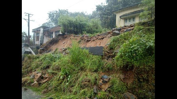 ಶಿವಮೊಗ್ಗ: ಭಾರಿ ಮಳೆಯಿಂದ ಜೋಗದ ಮನೆಗಳ ಮುಂಭಾಗ ತಡೆಗೋಡೆ ಕುಸಿತ