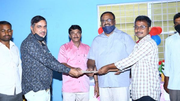 ಸಂಕಷ್ಟದಲ್ಲಿದ್ದ ಗುರುಗಳಿಗೆ ಹಳೇ ವಿದ್ಯಾರ್ಥಿಗಳಿಂದ ಆರ್ಥಿಕ ಸಹಾಯ