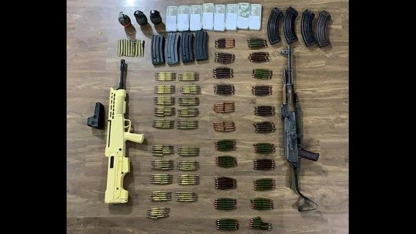 ಜಮ್ಮು ಕಾಶ್ಮೀರದಲ್ಲಿ ಭಾರೀ ಪ್ರಮಾಣದಲ್ಲಿ ಶಸ್ತ್ರಾಸ್ತ್ರ ವಶ: ಇಬ್ಬರ ಬಂಧನ