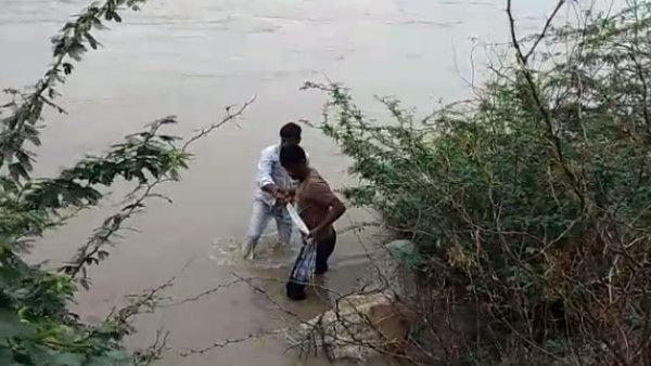 ಬಳ್ಳಾರಿ: ನದಿಯಲ್ಲಿ ಕೊಚ್ಚಿ ಹೋಗುತ್ತಿದ್ದ ವ್ಯಕ್ತಿಯನ್ನು ರಕ್ಷಿಸಿದ ಗ್ರಾಮಸ್ಥರು