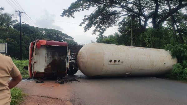 ಕುಮಟಾದಲ್ಲಿ ಪಲ್ಟಿಯಾದ ಗ್ಯಾಸ್ ಟ್ಯಾಂಕರ್; ಅನಿಲ ಸೋರಿಕೆ