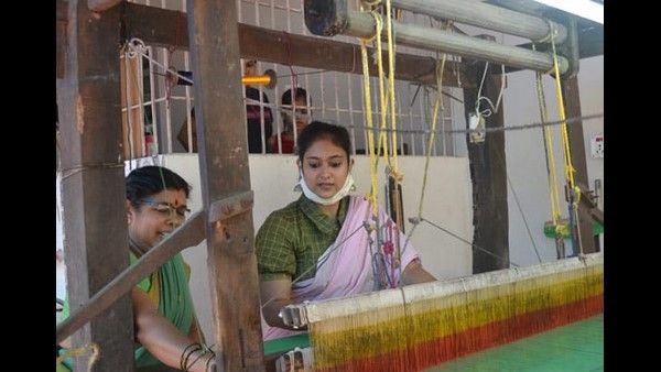 ಉಡುಪಿ: ಎಂಬಿಎ ಪದವೀಧರೆಯ ಕೈಯಲ್ಲಿ ಮತ್ತೆ ಅರಳುತ್ತಿವೆ ಕೈಮಗ್ಗದ ಸೀರೆಗಳು