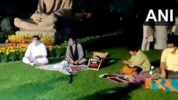 8 ಸಂಸದರ ಅಮಾನತು: ಸಂಸತ್ತಿನ ಆವರಣದಲ್ಲಿ ಅನಿರ್ದಿಷ್ಟಾವಧಿ ಧರಣಿ