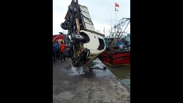 ಮಲ್ಪೆ ಬಂದರಿನಲ್ಲಿ ಹಗ್ಗ ಕಡಿದು ಜಾರಿದ ಬೋಟ್: ಟೆಂಪೋ ಸಮುದ್ರಕ್ಕೆ