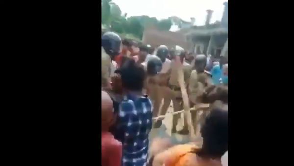 ಕೊಲೆ ಆರೋಪಿಯನ್ನು ಪೊಲೀಸರ ಮುಂದೆಯೇ ಥಳಿಸಿ ಕೊಂದ ಗ್ರಾಮಸ್ಥರು: ದಾರುಣ ಘಟನೆ