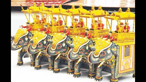 ಮೈಸೂರು ದಸರಾದಲ್ಲಿ ಬೊಂಬೆಗಳ ದಿಬ್ಬಣ...!