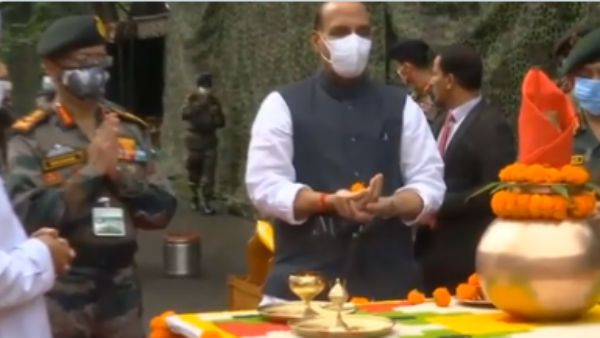 ಚೀನಾ ಗಡಿಯಲ್ಲಿ ಶಸ್ತ್ರಪೂಜೆ ನೆರವೇರಿಸಿದ ರಕ್ಷಣಾ ಸಚಿವ ರಾಜನಾಥ್ ಸಿಂಗ್