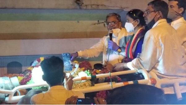 ಆರ್‌ ಆರ್‌ ನಗರದಲ್ಲಿ ವಿಪಕ್ಷ ನಾಯಕ ಸಿದ್ದರಾಮಯ್ಯ ಪ್ರಚಾರಕ್ಕೆ ಅಡ್ಡಿ, ಗಲಾಟೆ!