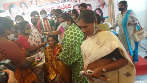 ಮಂಗಳಮುಖಿಯರ ಸಭೆಯಲ್ಲಿ ಕಣ್ಣೀರು ಹಾಕಿದ ಕಾಂಗ್ರೆಸ್ ಅಭ್ಯರ್ಥಿ ಕುಸುಮಾ!