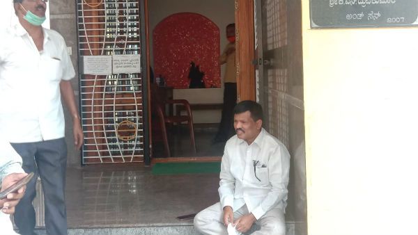 ಅಬಕಾರಿ ಇಲಾಖೆ ಕಚೇರಿ ಎದುರು ಧರಣಿ ಕುಳಿತ ಶಾಸಕ ಗೂಳಿಹಟ್ಟಿ ಶೇಖರ್