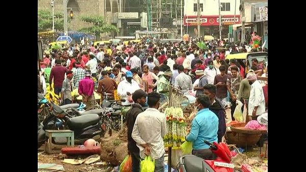 ದಾವಣಗೆರೆ: ಕೊರೊನಾ ನಿರ್ಲಕ್ಷ್ಯ, ಆಯುಧ ಪೂಜೆಗೆ ಮಾರುಕಟ್ಟೆಯಲ್ಲಿ ಜನಸಂದಣಿ
