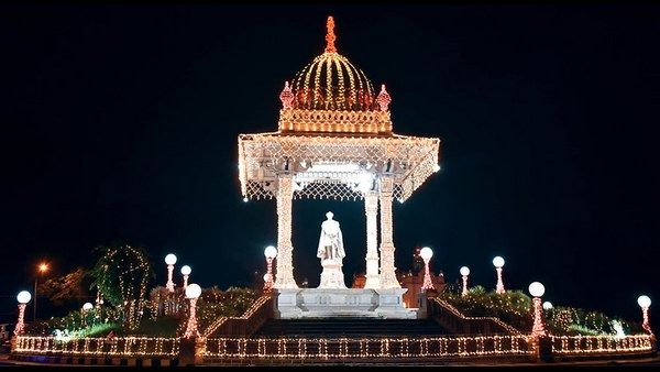 ಸರಳ ದಸರಾದಲ್ಲಿ ಝಗಮಗಿಸುತ್ತಿದೆ ಮೈಸೂರು ನಗರ