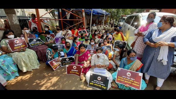 ಆರ್‌ಆರ್‌ ನಗರ ಪೊಲೀಸ್ ಠಾಣೆಗೆ ಮಹಿಳಾ ಕಾಂಗ್ರೆಸ್ ಕಾರ್ಯಕರ್ತೆಯರ ಮುತ್ತಿಗೆ!