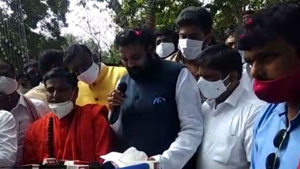 ವಾಲ್ಮೀಕಿ ಜಯಂತಿ: ಸಚಿವ ಶ್ರೀರಾಮುಲು ಎದುರು ಮೀಸಲಾತಿಗಾಗಿ ಘೋಷಣೆ!