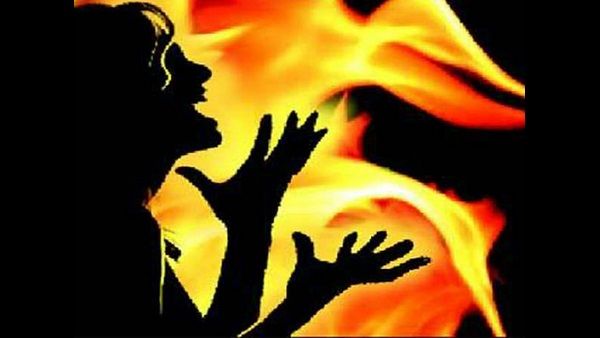 ತನಗೆ ಬೆಂಕಿ ಹಚ್ಚಿದ ವ್ಯಕ್ತಿಯನ್ನು ತನ್ನೊಂದಿಗೇ ದಹಿಸಿದ ಮಹಿಳೆ