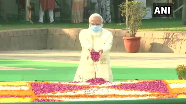 ಗಾಂಧಿ ಜಯಂತಿ: ರಾಜ್ ಘಾಟ್‌ಗೆ ತೆರಳಿ ನಮಸ್ಕರಿಸಿದ ಪ್ರಧಾನಿ ಮೋದಿ