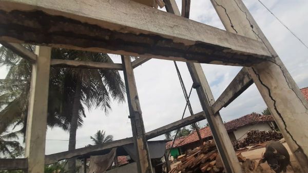 ಅವಘಡದ ಸೂಚನೆ ನೀಡುತ್ತಿದೆ ಕೆ.ಆರ್.ಪೇಟೆ ಗ್ರಾಮದ ಈ ನೀರಿನ ಟ್ಯಾಂಕ್