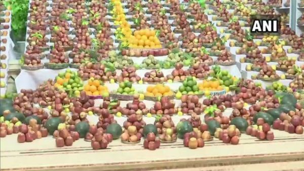 ಕೋವಿಡ್ ಸೋಂಕಿತರಿಗೆ 3 ಸಾವಿರ ಕೆಜಿ ಸೇಬು ಹಂಚಿಕೆ!