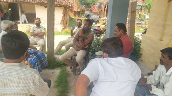 ಚನ್ನಪಟ್ಟಣ; ಗ್ರಾಮದಿಂದ ಹೋಗದಂತೆ ಅರಣ್ಯ ಇಲಾಖೆ ಸಿಬ್ಬಂದಿ ತಡೆದ ಗ್ರಾಮಸ್ಥರು