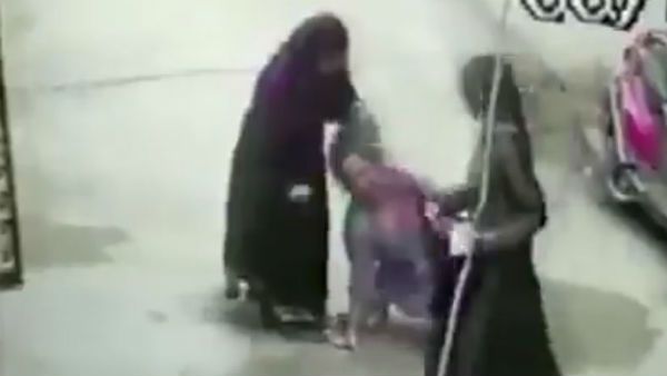 Video: ನಡುರಸ್ತೆಯಲ್ಲೇ ವೃದ್ಧ ಅತ್ತೆಯ ಮೇಲೆ ಸೊಸೆ ಹಲ್ಲೆ