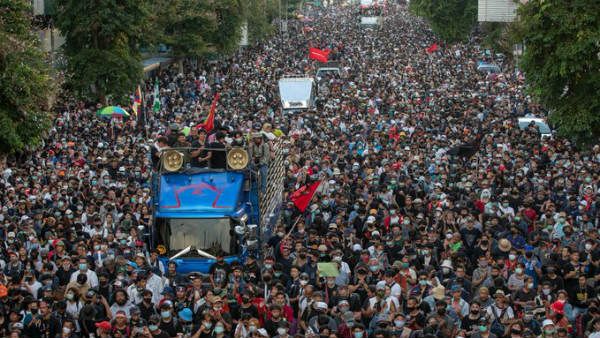 ಥಾಯ್ಲೆಂಡ್‌ನಲ್ಲಿ ಸರ್ಕಾರದ ವಿರುದ್ಧ ಪ್ರತಿಭಟನೆ ತೀವ್ರ: ಟಿವಿ ಚಾನೆಲ್ ಸ್ಥಗಿತಕ್ಕೆ ಆದೇಶ