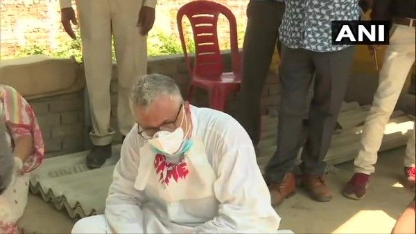 ಹತ್ರಾಸ್ ಭೇಟಿಗೆ ತೆರಳಿದ ಟಿಎಂಸಿ ಸಂಸದರನ್ನು ನೆಲಕ್ಕುರುಳಿಸಿದ ಪೊಲೀಸ್