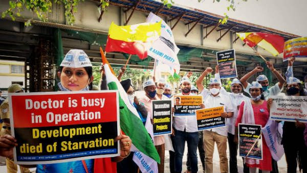 ಶಿವಾನಂದ ವೃತ್ತ ಉಕ್ಕಿನ ಸೇತುವೆ ಪೂರ್ಣಗೊಳಿಸಿ, ಎಎಪಿ ಪ್ರತಿಭಟನೆ