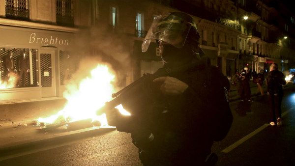 ಫ್ರೆಂಚರ ನೆಮ್ಮದಿಗೆ ಬೆಂಕಿ ಹಚ್ಚಿದ ವೀಡಿಯೋ, ಪೊಲೀಸರು ಸಸ್ಪೆಂಡ್