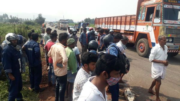 ಹೊಸಪೇಟೆ ಬಳಿ ಲಾರಿಗೆ ಬೈಕ್ ಡಿಕ್ಕಿ, ಜಿಂದಾಲ್ ನೌಕರ ಸಾವು