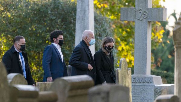 ಮಗ, ಮೊದಲ ಪತ್ನಿ ಸಮಾಧಿ ಬಳಿ ಭಾವುಕರಾದ ಬೈಡನ್