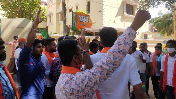 ಉಪ ಚನಾವಣೆ ಫಲಿತಾಂಶ; ಮುನಿರತ್ನ ಮನೆ ಬಳಿ ಸಂಭ್ರಮಾಚರಣೆ