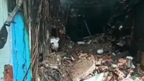 ಬೆಂಕಿ ನಂದಿಸುವ ವೇಳೆ ಕಟ್ಟಡ ಕುಸಿದು ಇಬ್ಬರು ಅಗ್ನಿಶಾಮಕ ಸಿಬ್ಬಂದಿ ಸಾವು