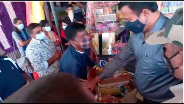 ಮೈಸೂರು: ಡಿಸಿಪಿ ಕಾಲಿಗೆ ಬಿದ್ದ ಪಟಾಕಿ ಮಾರಾಟಗಾರ