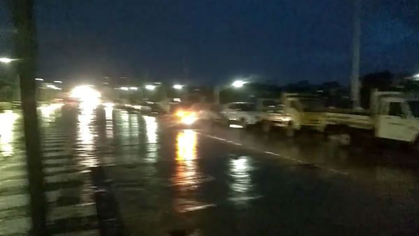 ಪ್ರವಾಹ ಭೀತಿ: ಫ್ಲೈ ಓವರ್‌ ಮೇಲೆ ವಾಹನ ಪಾರ್ಕ್ ಮಾಡಿದ ಜನ