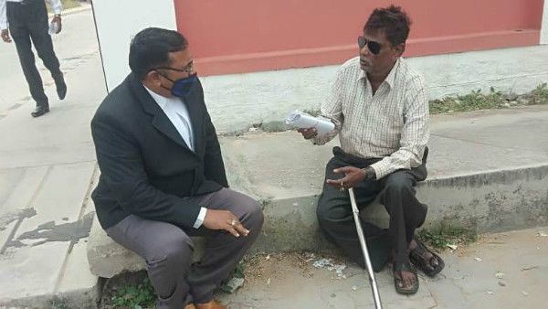 ಅಂಧನ ಬಳಿ ತೆರಳಿ ಸಮಸ್ಯೆ ಆಲಿಸಿದ ನ್ಯಾಯಾಧೀಶರ ನಡೆಗೆ ಮೆಚ್ಚುಗೆ