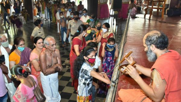 ಶ್ರೀ ಕೃಷ್ಣಮಠದಲ್ಲಿ ಪರ್ಯಾಯ ಶ್ರೀಗಳಿಂದ ಭಕ್ತರಿಗೆ ತಪ್ತಮುದ್ರಾಧಾರಣೆ