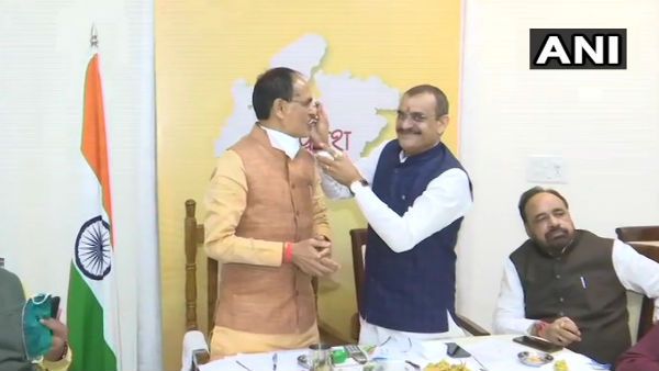 ಮಧ್ಯಪ್ರದೇಶದಲ್ಲಿ ಚೌಹಾಣ್ ಸರ್ಕಾರ ಸುರಕ್ಷಿತ: 17 ಸೀಟುಗಳಲ್ಲಿ ಮುನ್ನಡೆ